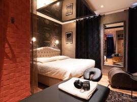 LOVE ROOM - Luxembourg，位于卢森堡的带热水浴缸的酒店