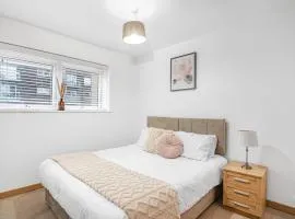 OnSiteStays - 2 Bed, 2 Bathroom, WiFi and Free Underground Secure parking - 5 Mins walk to town centre