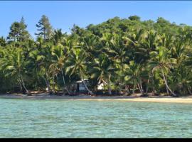 Private room in a beachfront homestay，位于Komave的酒店