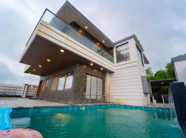 Royal Cabana Lonavla - 6BHK Luxury Villa with Heated pool and Turf，位于罗纳瓦拉的酒店