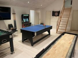 Pool activity house for 14 people，位于博托比的酒店