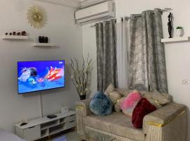 Lumena r&eacute;sidence，位于阿比让的带停车场的酒店