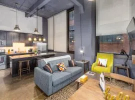 King Bed - Heart of PB - Jaw-Dropping Rooftop and Gym