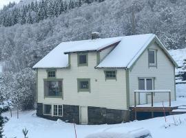 Fiskesenter Birkeland Guesthouse，位于Vestnes的酒店