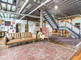 Less Than 1 Mi to Wittenberg Eclectic Loft with Parking!，位于斯普林菲尔德的酒店