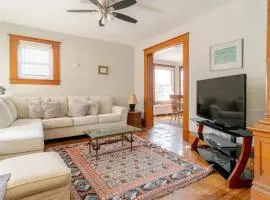 The Carew House Sleeps 10 Fenced 4BR Full Kitchen Steps2 YCP