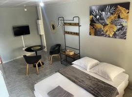 Nice Studio Flore，位于马罗尼河畔圣洛朗的酒店
