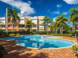 Spacious Condo with Pool 7 Minutes from the Beach，位于卡沃罗霍的酒店