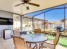 4 Mi to Historic Dtwn Venice Home with Heated Pool!，位于威尼斯的酒店