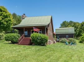 Pet Friendly NC Cabin with Views & Hot Tub，位于Crumpler的酒店