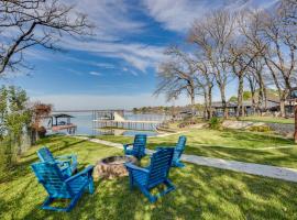Dock and Fire Pit Lakefront Gun Barrel City Getaway，位于Gun Barrel City的酒店
