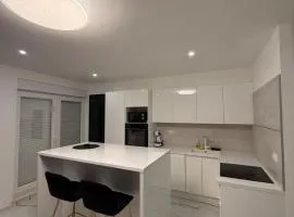 Luxury Oasis With Private Pool & Parking