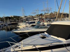 Barco Puerto Calero，位于卡列罗港的船屋
