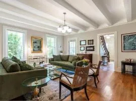 The School House - Walk to all Shops and Restaurants - New Remodel