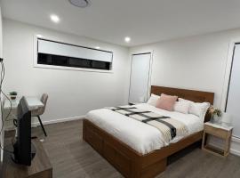 4 Rooms Comfy House Near Schofield Station，位于Schofields的酒店