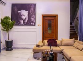 4 BED Serene Living - Magodo Phase 1 - 247 POWER，位于Magodo的带停车场的酒店