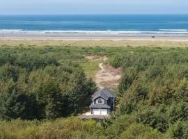 Ocean Front! Walk to Beach, Fenced Yard, Vacation Beach House