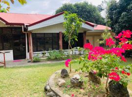 Middle bedroom, McKirdy's Farm，位于Sison的酒店