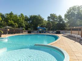Camping Clos Cottet，位于Angles的露营地