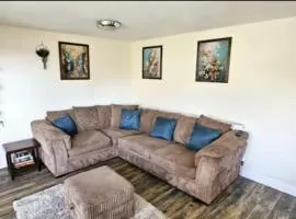 Arnstone Spacious 6 bedroom home with parking