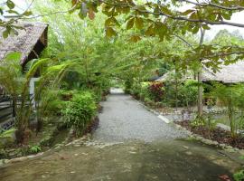 Magpie homestay & jungle trekking especially for guest trekking with us，位于武吉拉旺的酒店