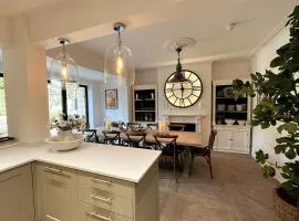 Stunning Town House in City Centre- Free Parking!