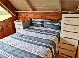 Plett Candlewood Tiny House，位于Plettenbergbaai的酒店