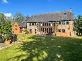 The Threshing Barn - Stunning 5 Bedroom Retreat!