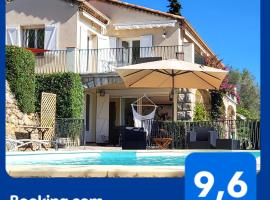 "La Colombe sous les Oliviers" Gîte jusqu'à 4 personnes - 75m2 - Sur Boooking - Rez de jardin Piscine Vue mer et lac，位于Spéracèdes的酒店