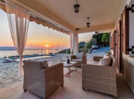 Aigaio pool Villa, gaze the sunset over the Aegean sea，位于格洛萨的酒店