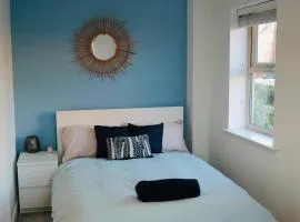 Charming room and private bathroom in home, Walking distance to Leeds city Center with free parking