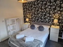 Hereford - Mayflower Coach House, Modern 2 Bedroom Property With Parking, Located South Of Hereford City, Suitable For Small Family, Couple Or Contractors - Sleeps Up To 5 Guests - Hosted by RENTMYHOUSE