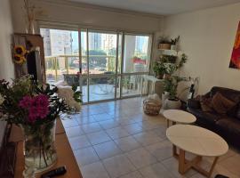 Great Rental near Poleg Beach，位于内坦亚的带停车场的酒店
