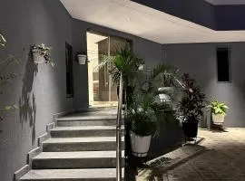 Elysian Hotels Abuja，位于阿布贾纳姆迪·阿齐基韦国际机场 - ABV附近的酒店