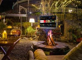 ELIVAAS Zephyr - Luxury cottages near Kempty Falls，位于穆索里的酒店