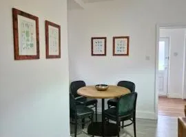 Ground floor apartment close to the train station and town centre - By ShireStays