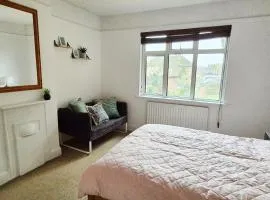 Spacious Flat Near Train Station - By ShireStays