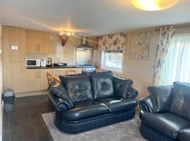 Red Deer Village Holiday Park - 3 Bedroom, Self-Catering Chalet，位于斯代普斯的酒店