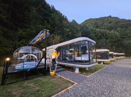 Galaxy X Hotel Type Caravan Glamping & Pension，位于平昌的酒店