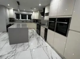 Stylish 6-Bed Retreat with Parking and Jacuzzi