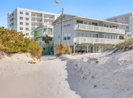 Driftwood Beach Suite - Walk to Clearwater Bch