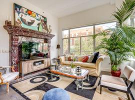 Luxe Condo with Private Patio and Perks in Emeryville!，位于埃默里维尔的酒店