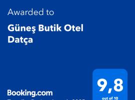 Güneş Butik Otel Datça，位于Cumalı的带停车场的酒店