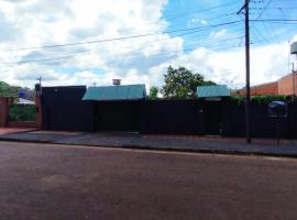 C&aacute;psula 127，位于伊瓜苏港的带泳池的酒店