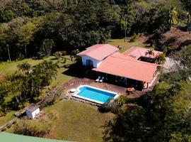 Casa La Paila -- Amazing ocean & mountain views! Staff included!，位于卡里略的酒店