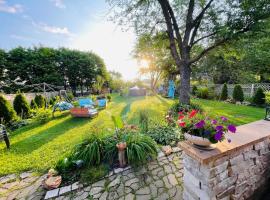 Schaumburg Paradise Oasis with a secret garden and private Pool，位于绍姆堡的酒店