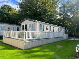 forest beach bashley park，位于Sway的酒店