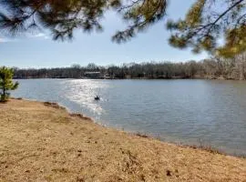 < 1 Mi to Lake Fork: ‘Appy Haven’ in Yantis