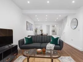 Furnished Terraced House near Public Attractions, 5 min to Public Transport