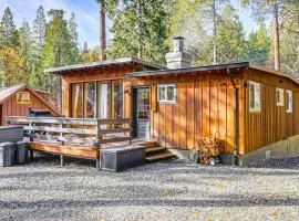 Walk to Golf, Lake Twain Harte Cabin with Fireplace